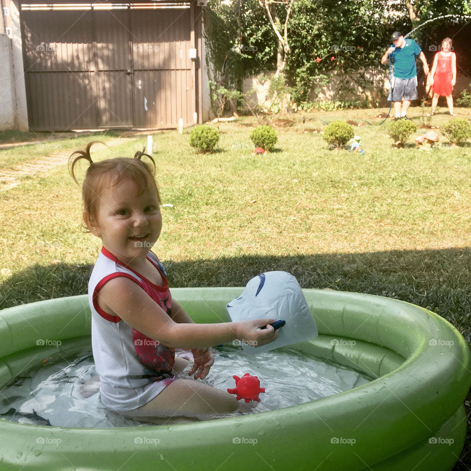 MINHAS PAIXÕES- Enquanto pai e filha mais velha arrumam o jardim e se refrescam com a mangueira de água, mãe e filha mais nova brincam na piscininha!
Preciso de mais o quê na vida pra ser feliz? De nada!