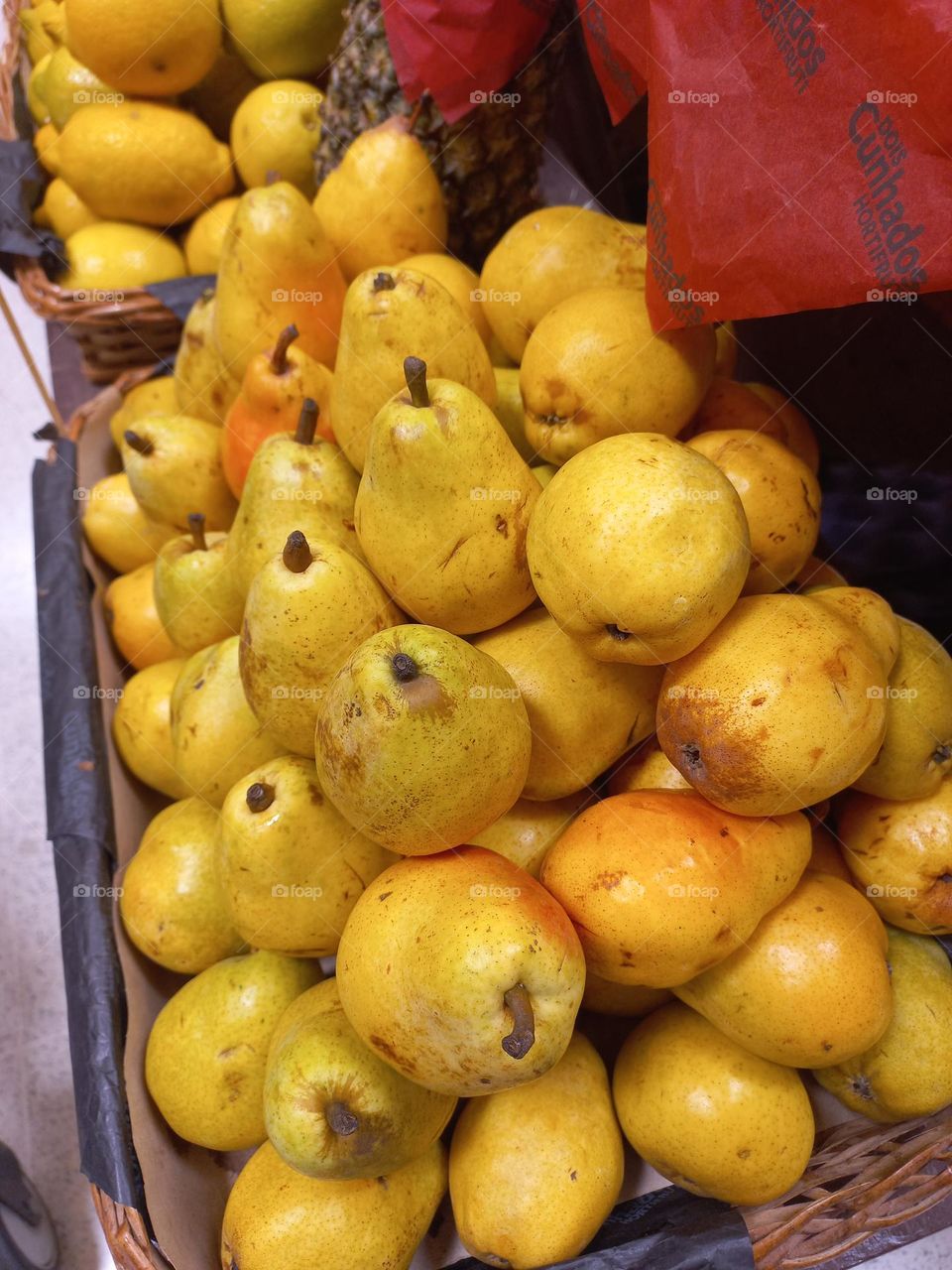 Peras: São frutas de sabor doce e suave, possuem cascas que variam entre as tonalidades  amarelas e verde com polpa  branca e macia.