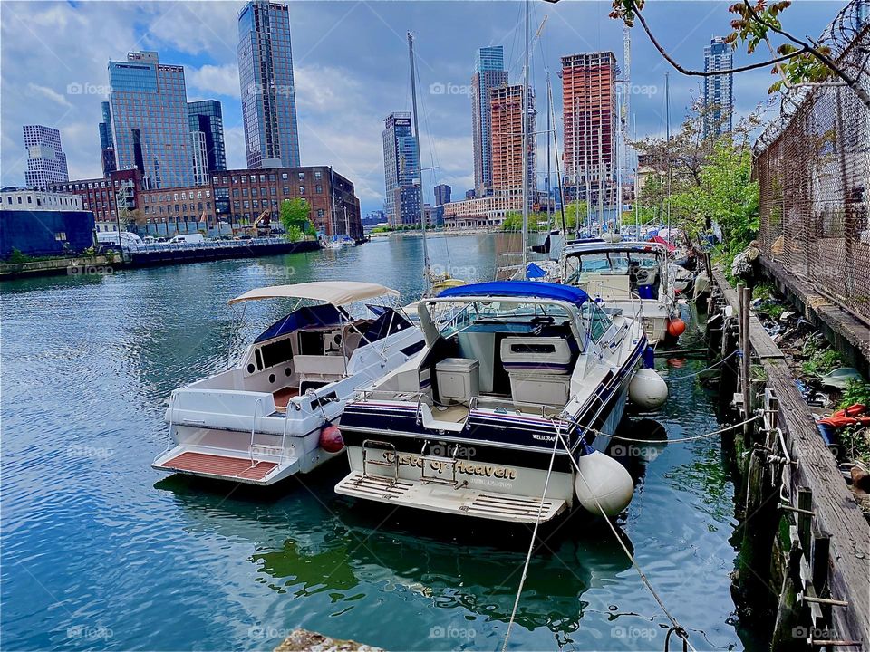 This is a beautiful afternoon here at „Newtown Creek“ by the „Pulaski Bridge“ in „Long Island City“, Queens today. The „East River“ appears clean and its surface is sleek, shiny and highly reflective. 2023. Hypnotic Productions