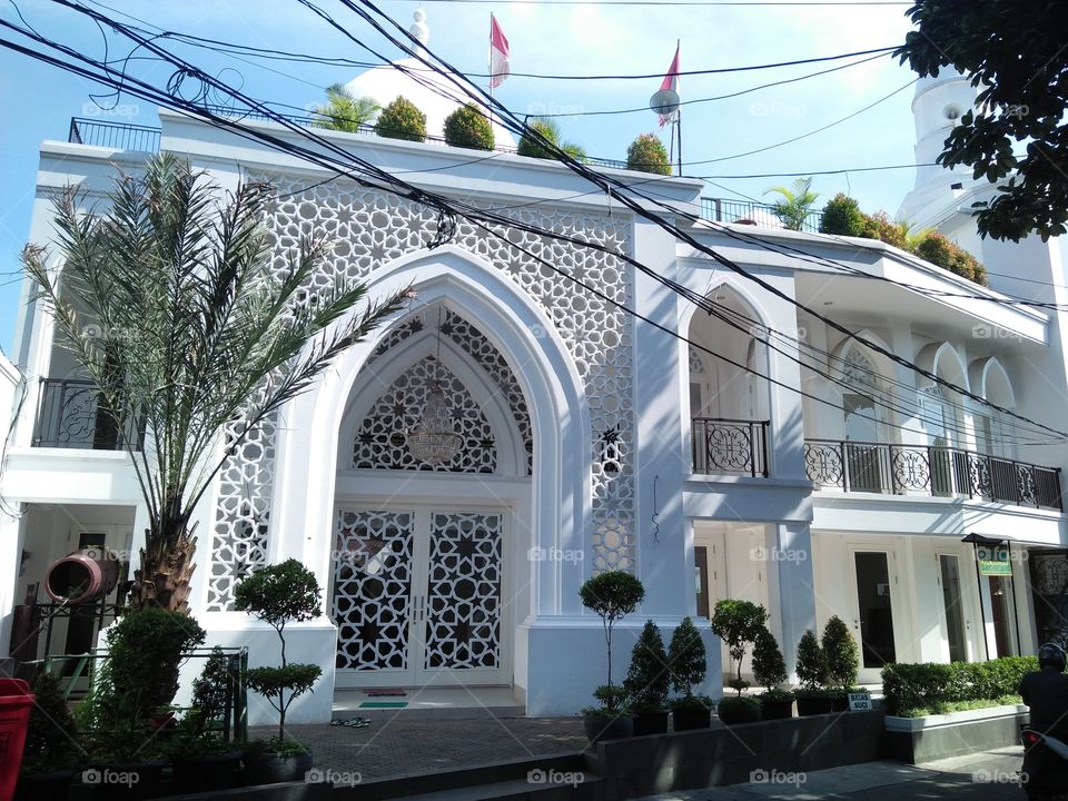 the mosque is a lot of white color and nice architecture with flower carvings, and the mosque is very clean