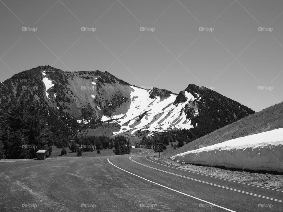 A road through the mountains in Southern Oregon 