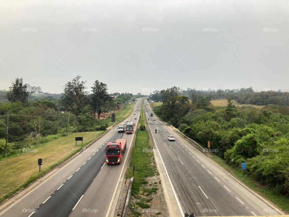 🇺🇸 Look at the Bishop Dom Gabriel Paulino Bueno Couto Highway (Jundiaí, Brazil), this Friday morning. How wonderful! / 🇧🇷 Olhe aí a Rodovia Bispo Dom Gabriel Paulino Bueno Couto (Jundiaí, Brasil), nessa sexta-feira cedo. Que maravilha!