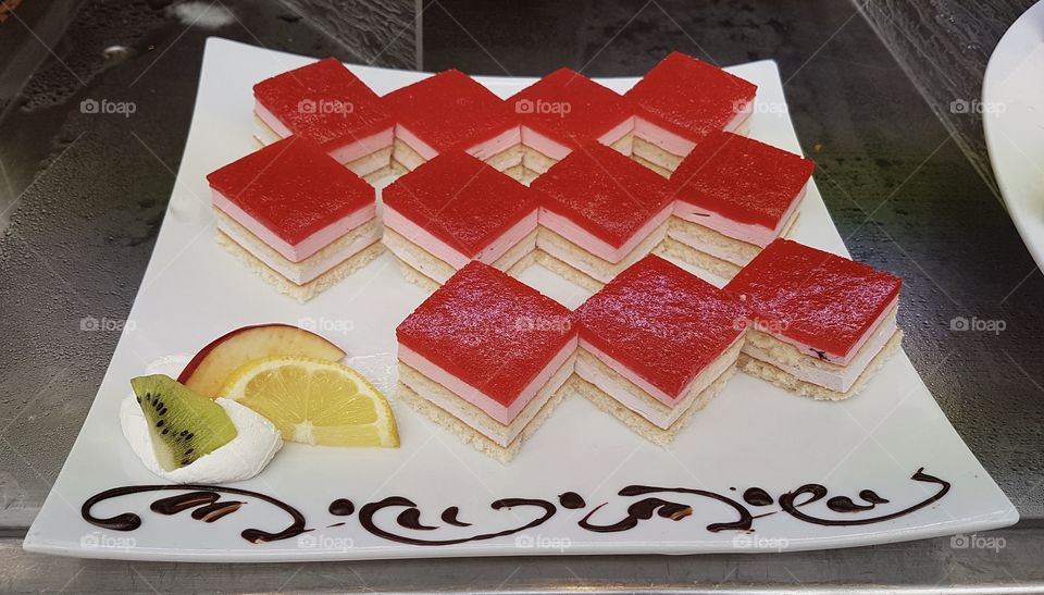 Delicious red strawberry cactus desserts on a plate with decoration - god efterrätt med röda jordgubb kaktus bakelser på fint fat med frukt