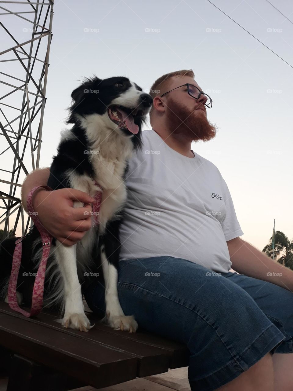 Homem, adulto, loiro, barbudo, com seu cachorro.