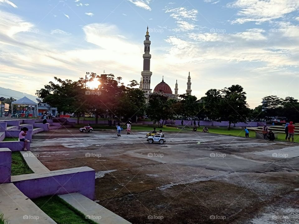 the atmosphere was approaching evening, the sun was almost setting