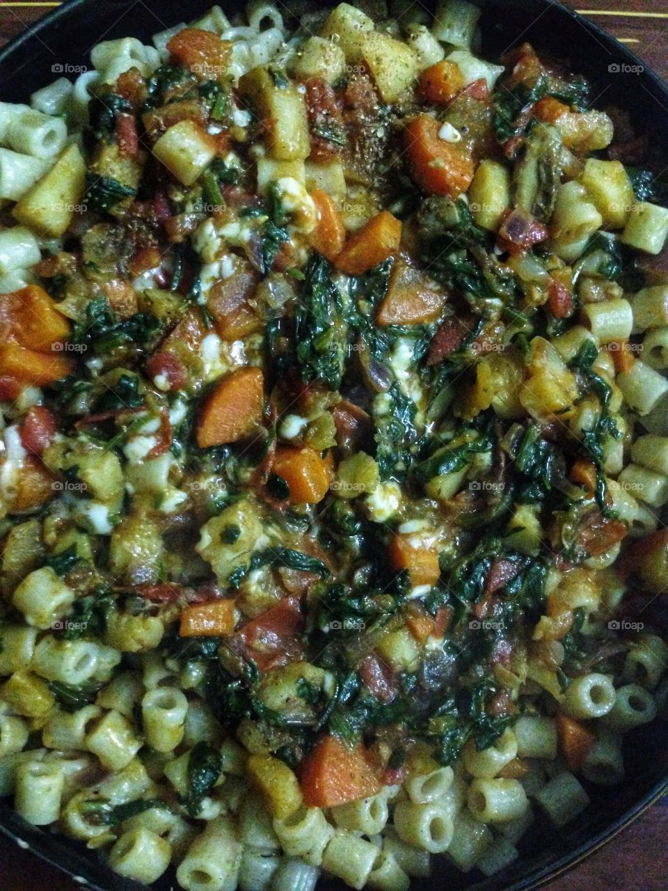 Pasta with spinach and vegetables souse 