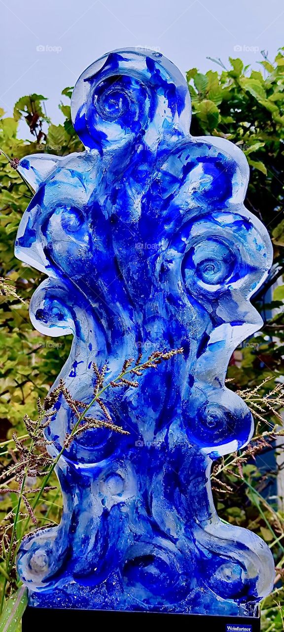 This beautiful glass creation was shown at the „Bayerische Landesgartenschau”, the “Bavarian State Garden Show”, an exhibit that shows a variety of plants as well as the dying art of glassblowing live and its products. 2023. Hypnotic Productions
