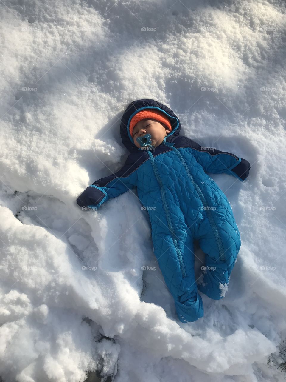 Baby’s first snow cuddly 