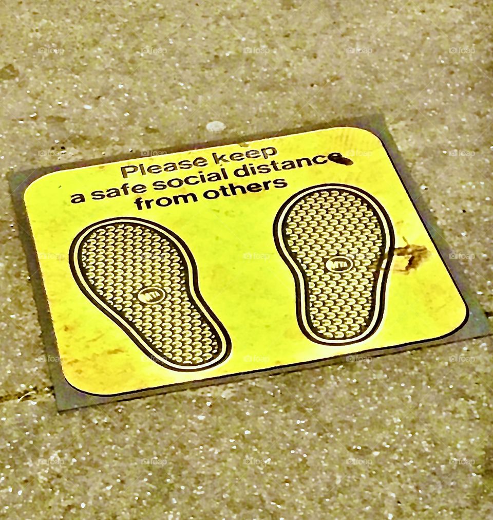 „Please keep a safe social distance from others !!!“ Those were the words on bright yellow squares on the MTA station floor at „Times Square“ six feet apart from one another to remind us to obey the new preordained demand. 2020. Hypnotic Productions