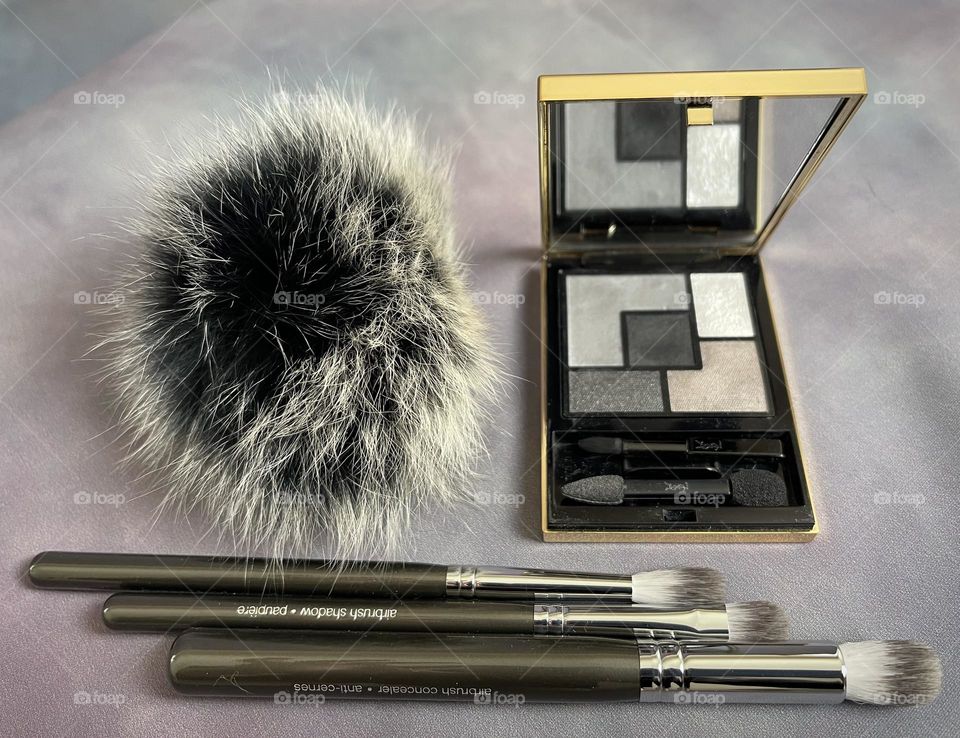 Make-Up Eye Shadows and Brush Set 