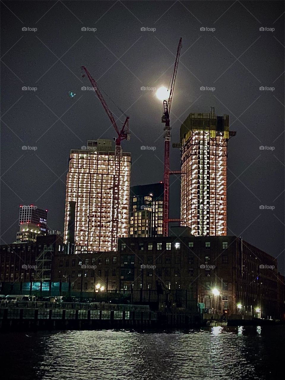 „Newtown Creek“ by the „Pulaski Bridge“ in „Long Island City“, Queens, NY has ispectacular character when all the surrounding buildings are illuminated with electric light. 2022. Hypnotic Productions