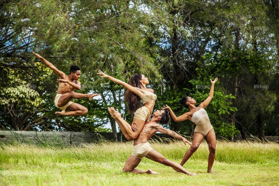 Bailarines en el campo 