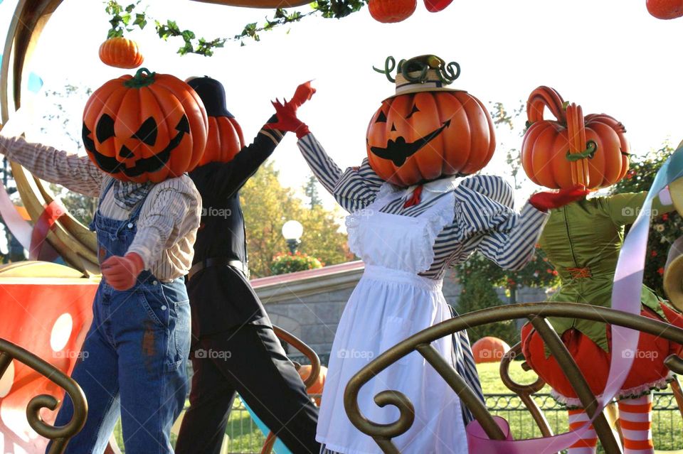 Halloween jack o Lantern people dancing