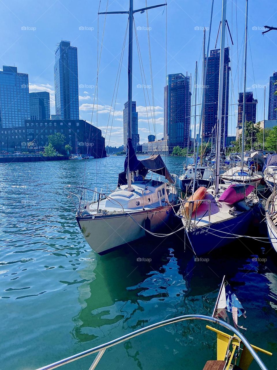 Twilight time is steadily approaching but the sunlight is still strong and fills „Newtown Creek“ by the „Pulaski Bridge“ in LIC, Queens with a warm golden glow. 2023. Hypnotic Productions