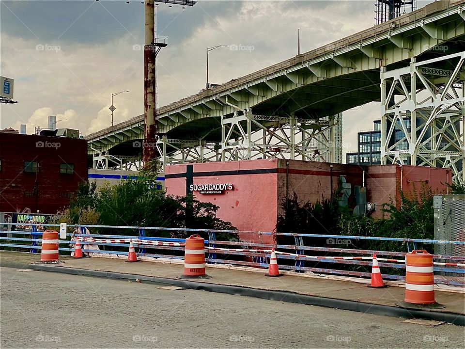 This is a beautiful impression of the „Brooklyn Queens Expressway“ overpass with its streamlined modern architecture and geometric patterns. It runs parallel to the „Borden Avenue Bridge“ and „Borden Ave“ in LIC, Queens. 2023. Hypnotic Productions