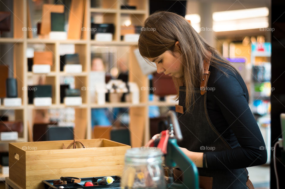 I found this pretty girl selling handicraft while also completely lost in thought, so I just needed to take some photos of her.