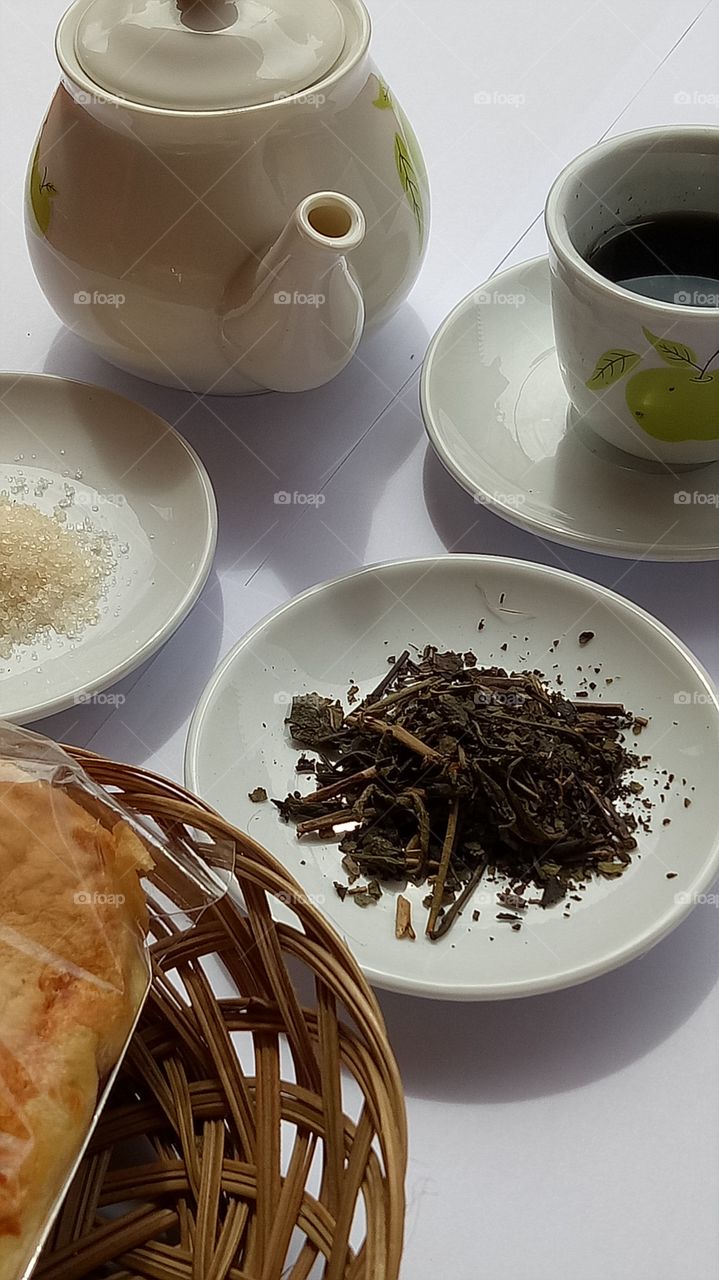 Close-up of tea with dry tea leaves