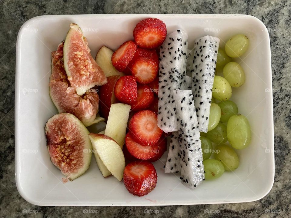 🇧🇷 Figo, maçã, morango, pitaya e uva. São as deliciosas frutas que temos para hoje!
Saudáveis e gostosas, as crianças amam.

🇺🇸 Fig, apple, strawberry, pitaya and grape.  These are the delicious fruits we have for today!