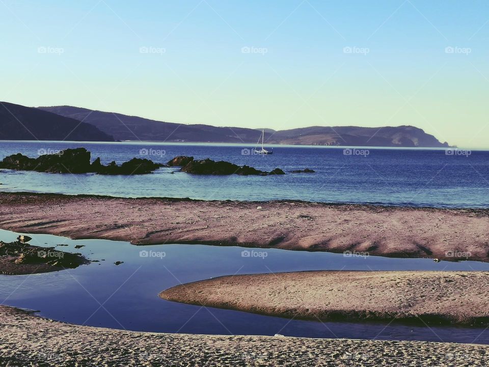 Velero de fondo playa