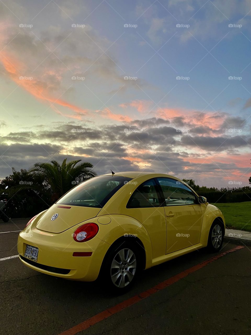 Beautiful sunset in Sunset Cliffs with a yellow Volkswagen Beetle in front of it