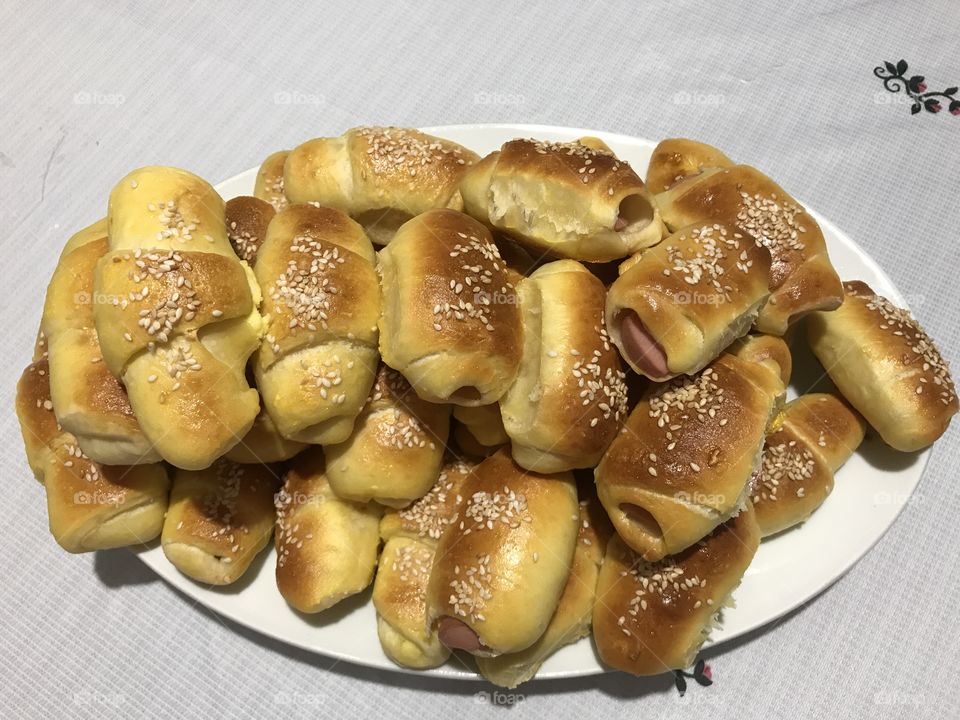Homemade rolls are the best, don’t you think? These are rolls that were made with cheese and with hotdog sausage.