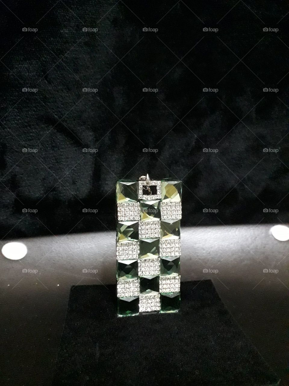 The idea of this key ring is to use my portfolio to make the same style. Champagne crystal diamond, sapphire crystal diamond, lake blue crystal diamond, emerald green crystal diamond, a total of four options. Suitable for hanging, bags, cars, loc