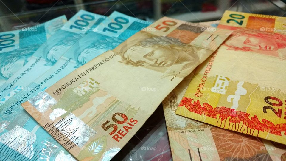 Dinheiros. Cédulas de papel.