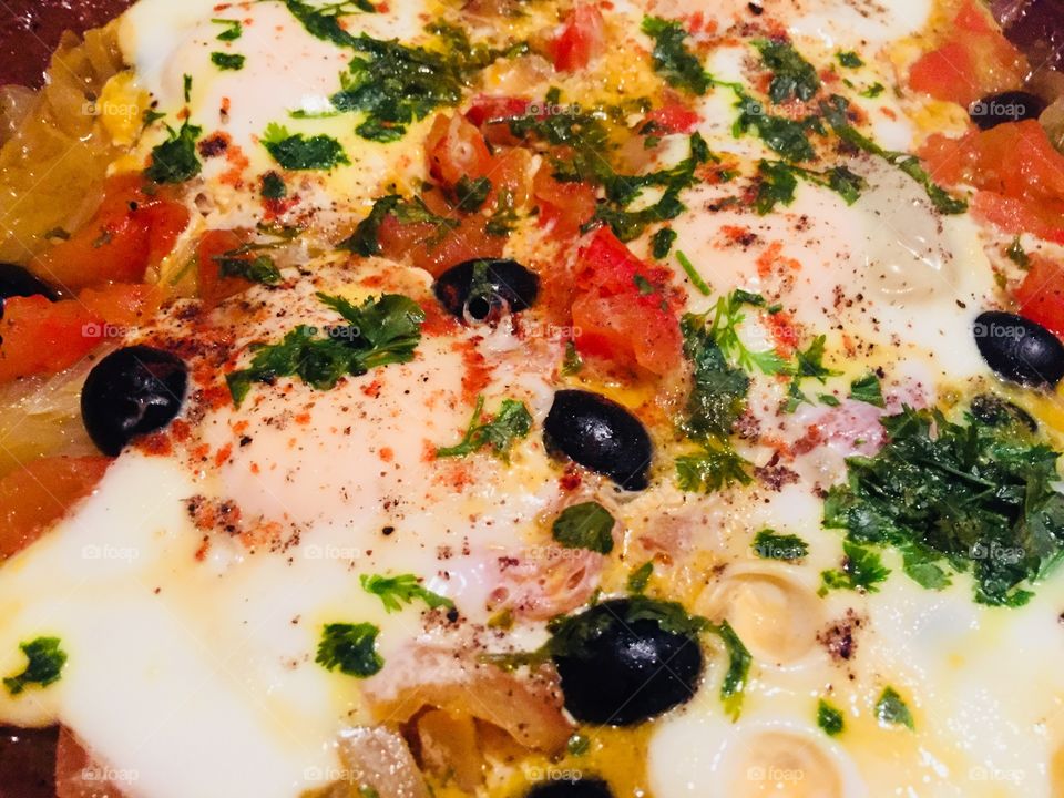 Trajine con cebolla, tomate y huevos y aceitunas 