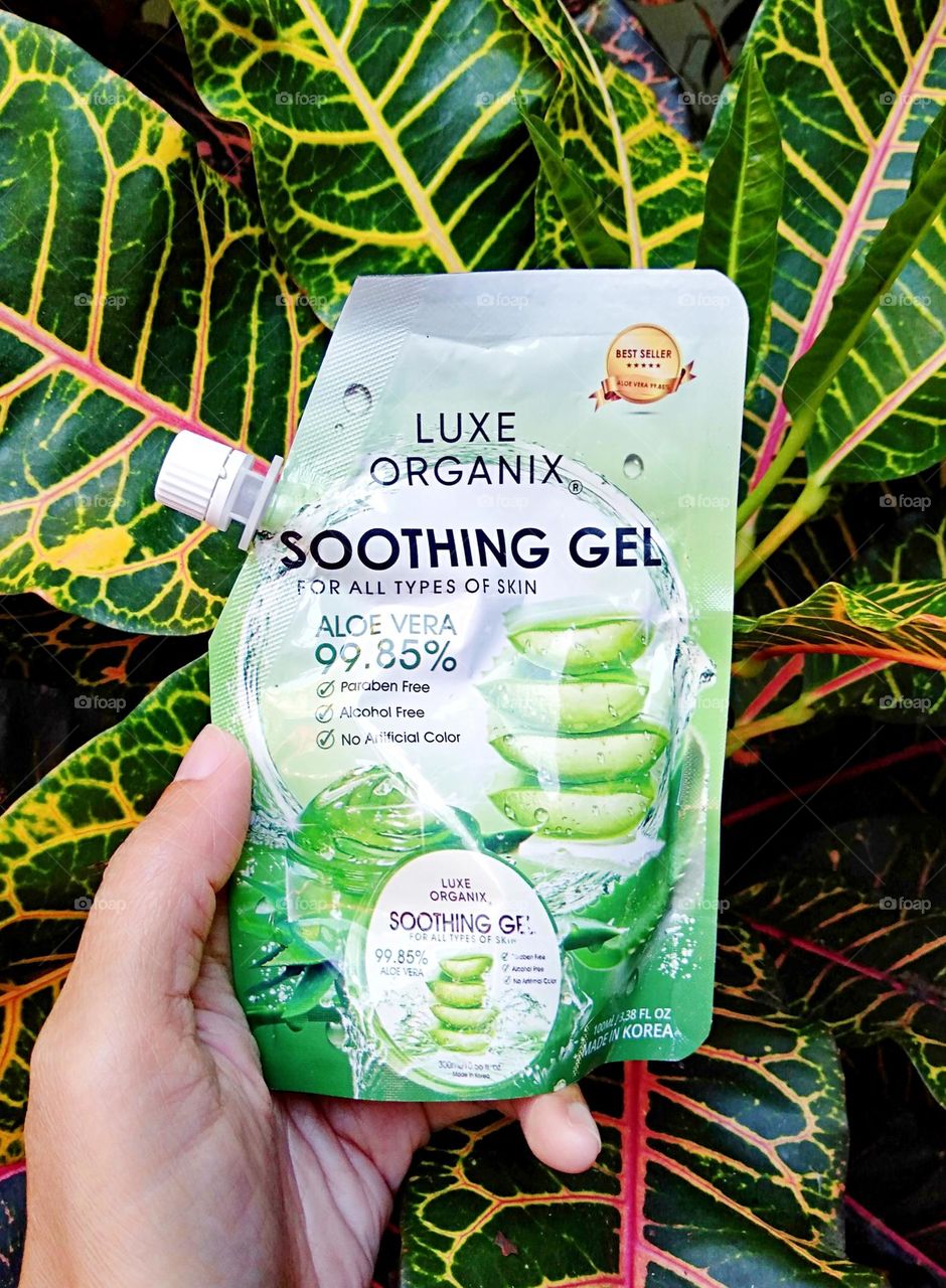 Organic soothing gel that moisturizes skin.