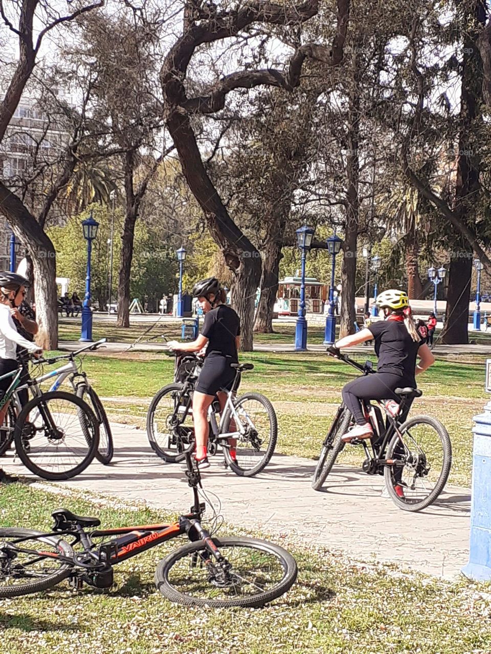 practicar ciclismo