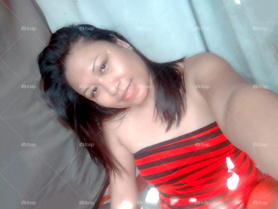 selfi in my room, geting sunlight from windo.