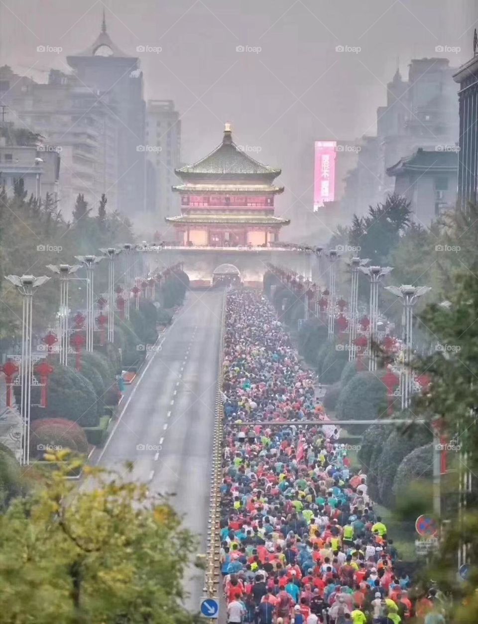 The North and the South now meet, the audience in unison.
Runners open face frequency response, Xi’an city happy marathon.