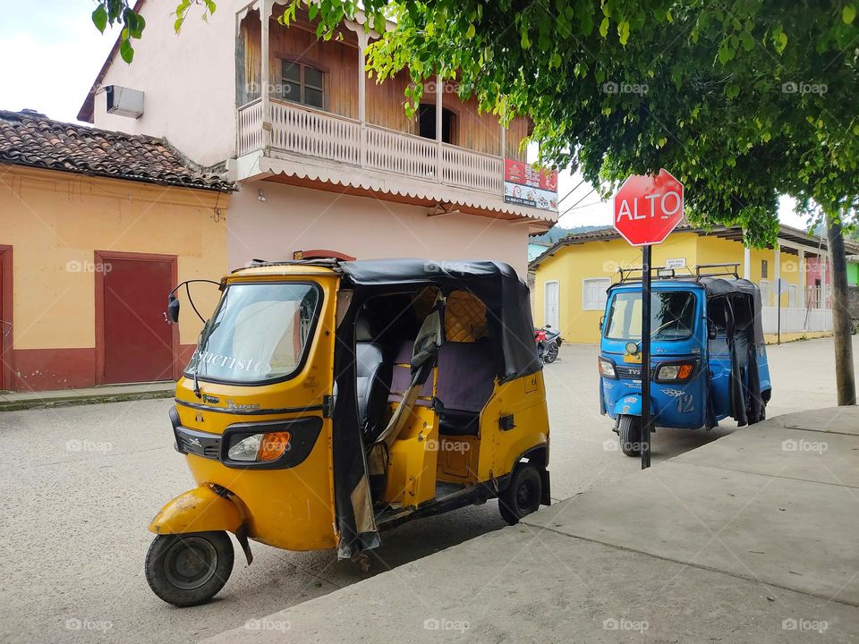 Muchos colores para disfrutar, mototaxis de colores 🚕