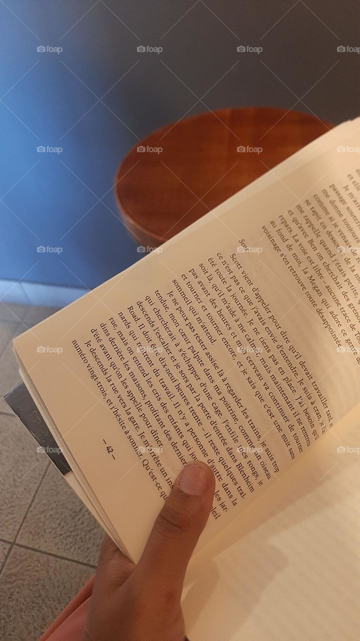 Reading a French book while waiting for pizza