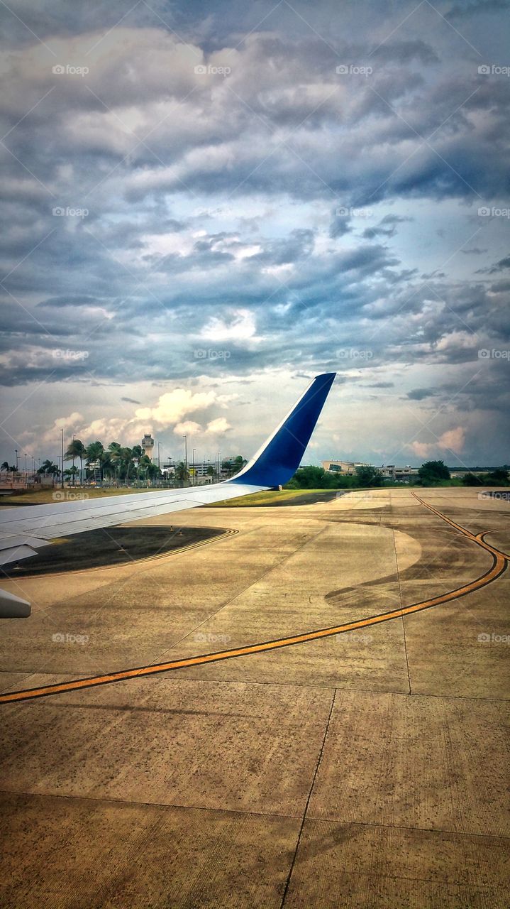 beautiful curved position of the wing and these amazing clouds and the lines in the right way