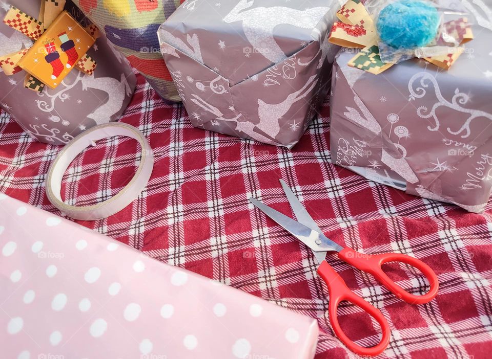 Gifts - wrapping presents