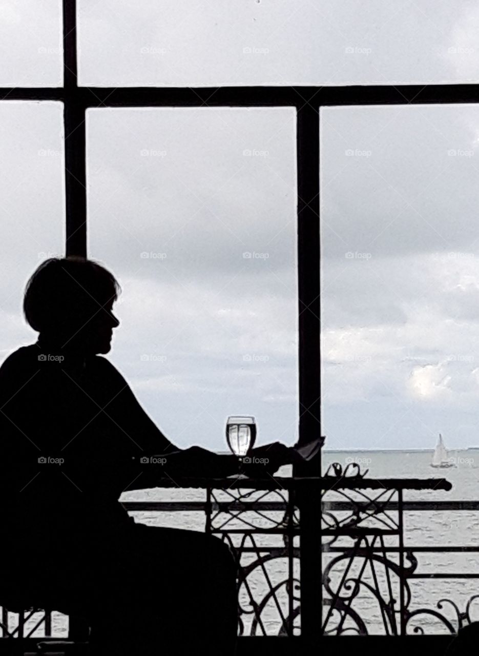actress reading in Trouville