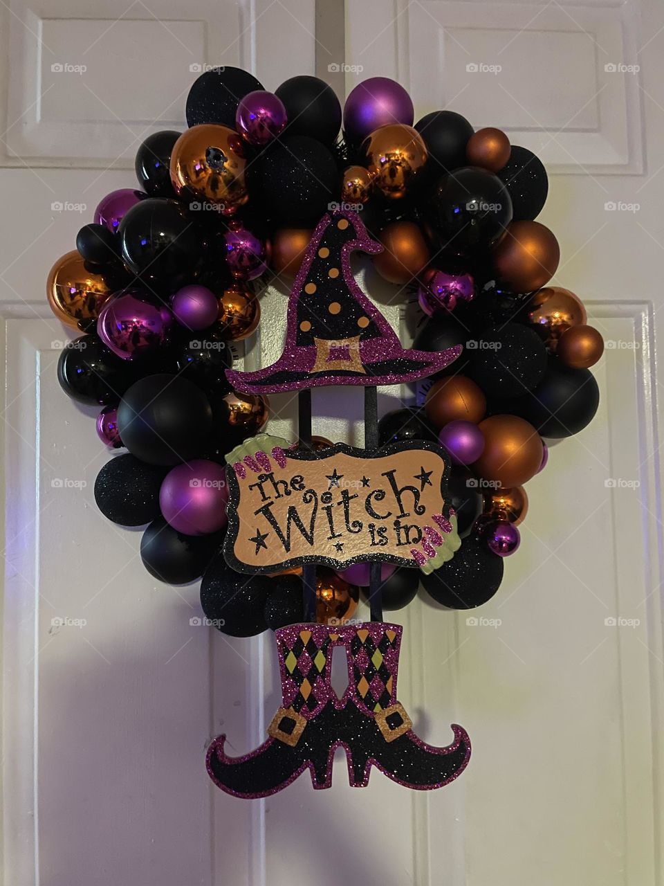 A photo of a Halloween wreath.