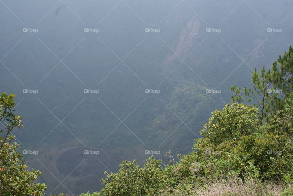 Cráter y neblina