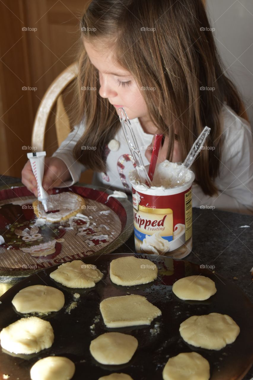 kids decorating cookies