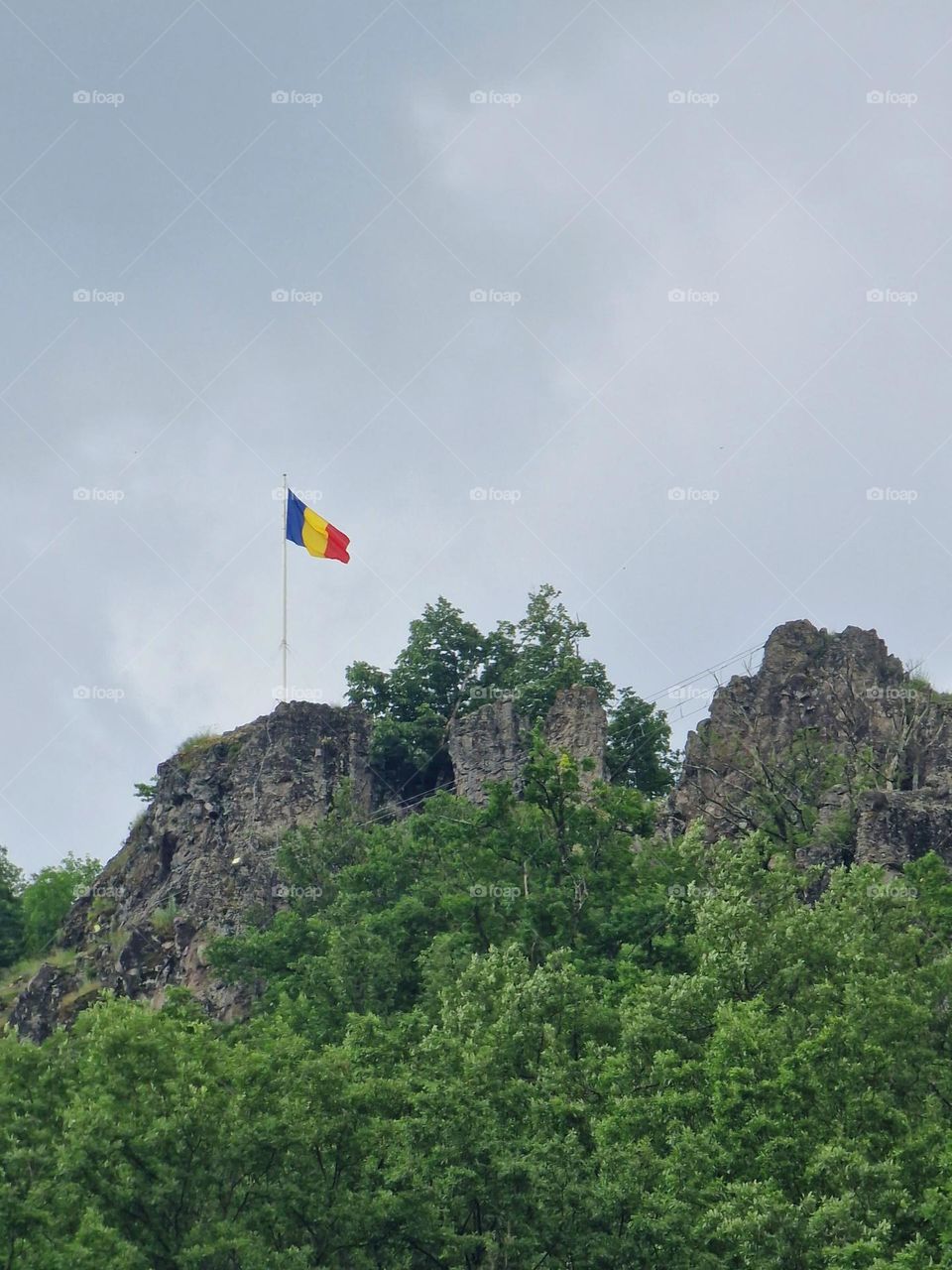 the Romanian flag above the fortress of Dezna