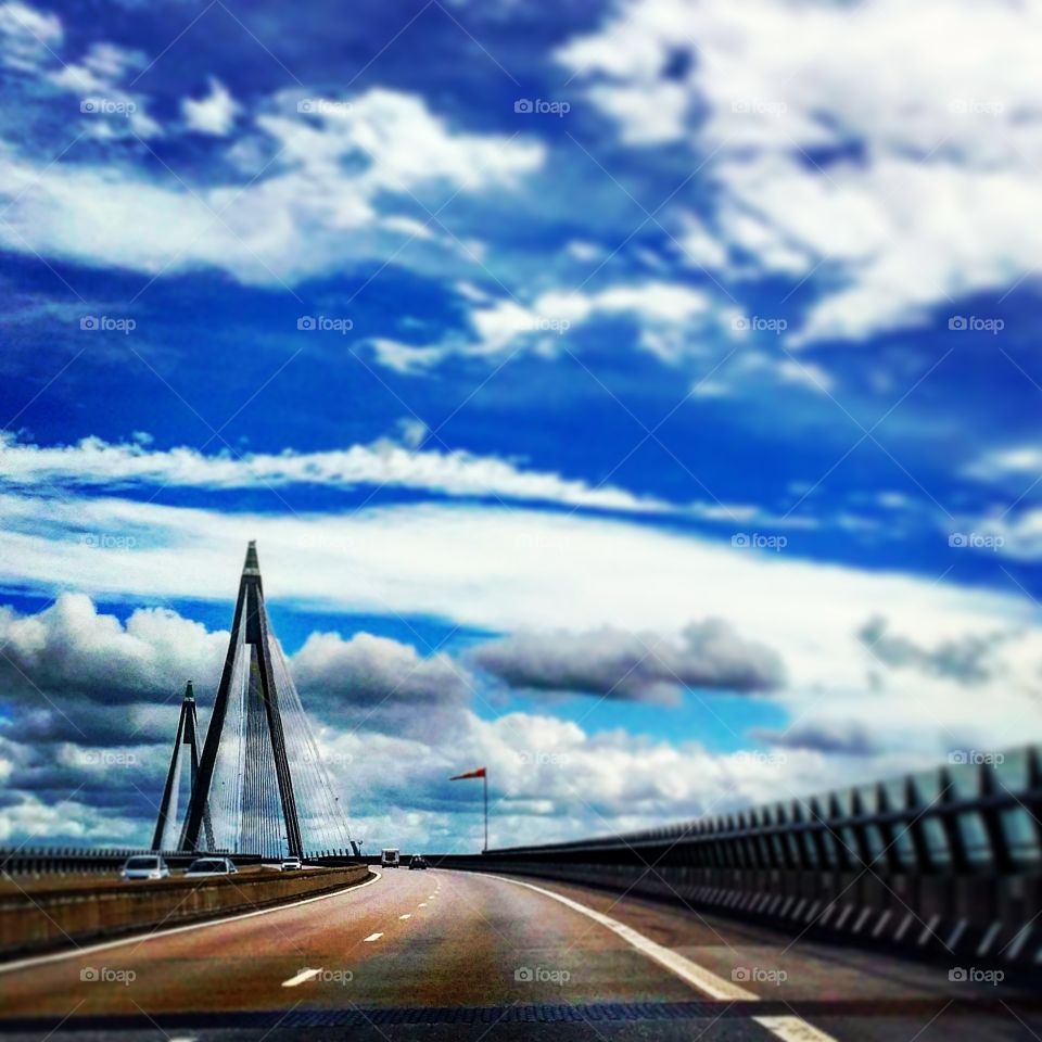 över bron. Uddevallabron