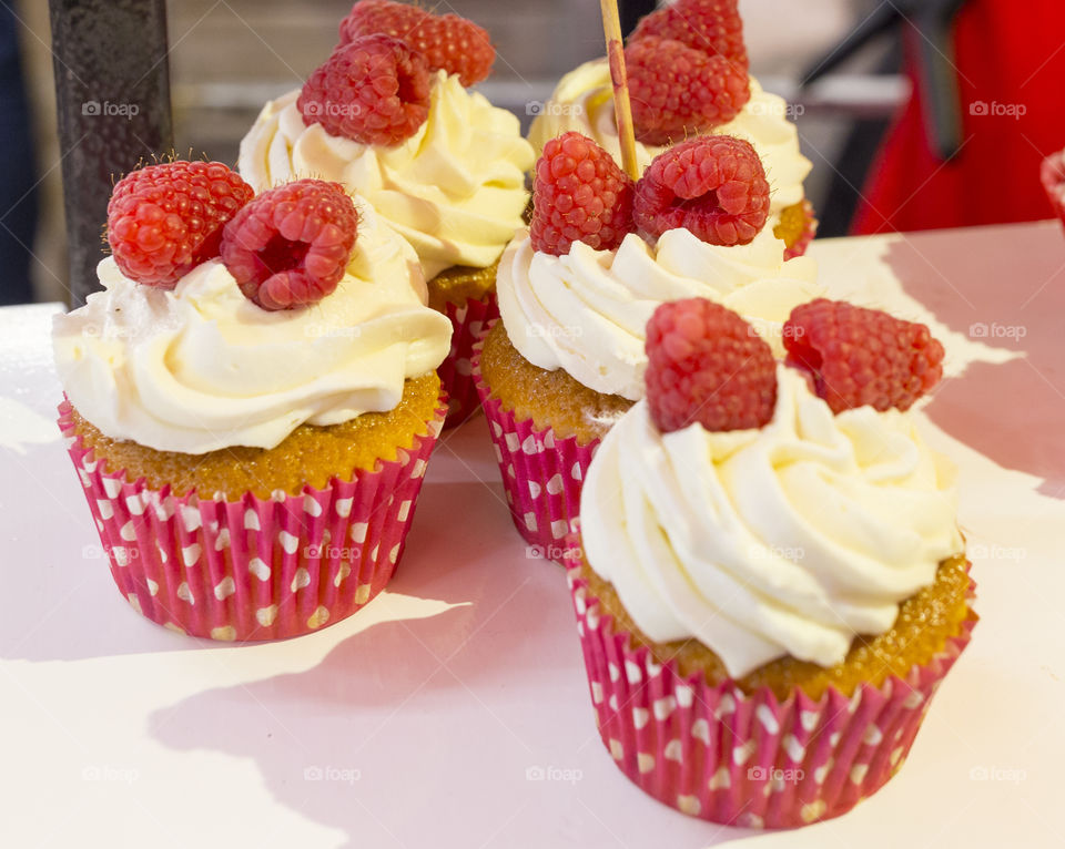 Cupcakes with raspberries 