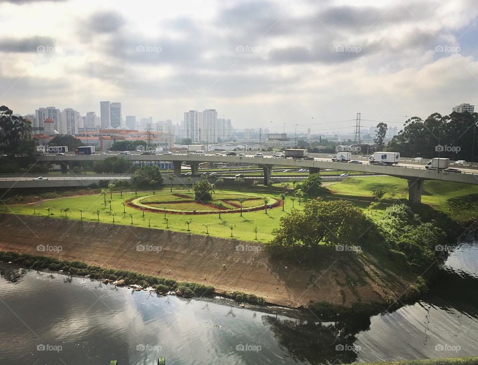 #SãoPaulo é realmente uma #cidade de contrastes. 
Saí de #Jundiaí às 07h30 e ainda estou parado no #Cebolão, num tremendo congestionamento. Mas do alto, entre os Rios #Tietê e #Pinheiros, se acha uma linda #praça arborizada, sem acesso ao munícipe (devido a sua localização), com água fétida em volta dele - tudo iluminado pelo brilho do #sol rompendo as #nuvens!
🏙
#urbano
#árvores
#CapitalPaulista
#paisagem
#fotografia
#natureza