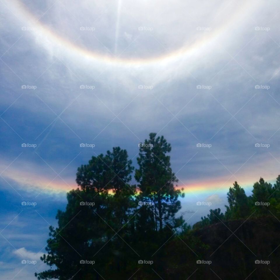 A spectacle of nature in the sky of Florianopolis, a solar halo with a rainbow above the clouds.😍