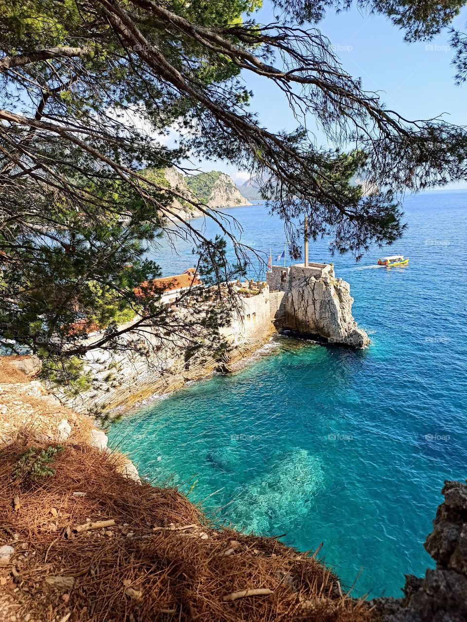 Your favourite travel destination
An unforgettable journey through Montenegro, the purest, incredible beauty of the sea and bewitching landscapes. Sunlight and blue sea. It is a pity that the sounds and smells cannot be conveyed in the photo.