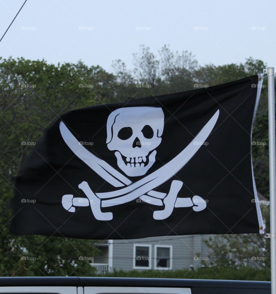 “No Shoes Nation” pirate flag outside a beach cottage
