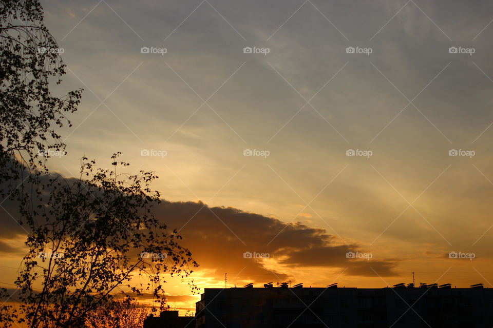 Dark vs light sunset in the sity