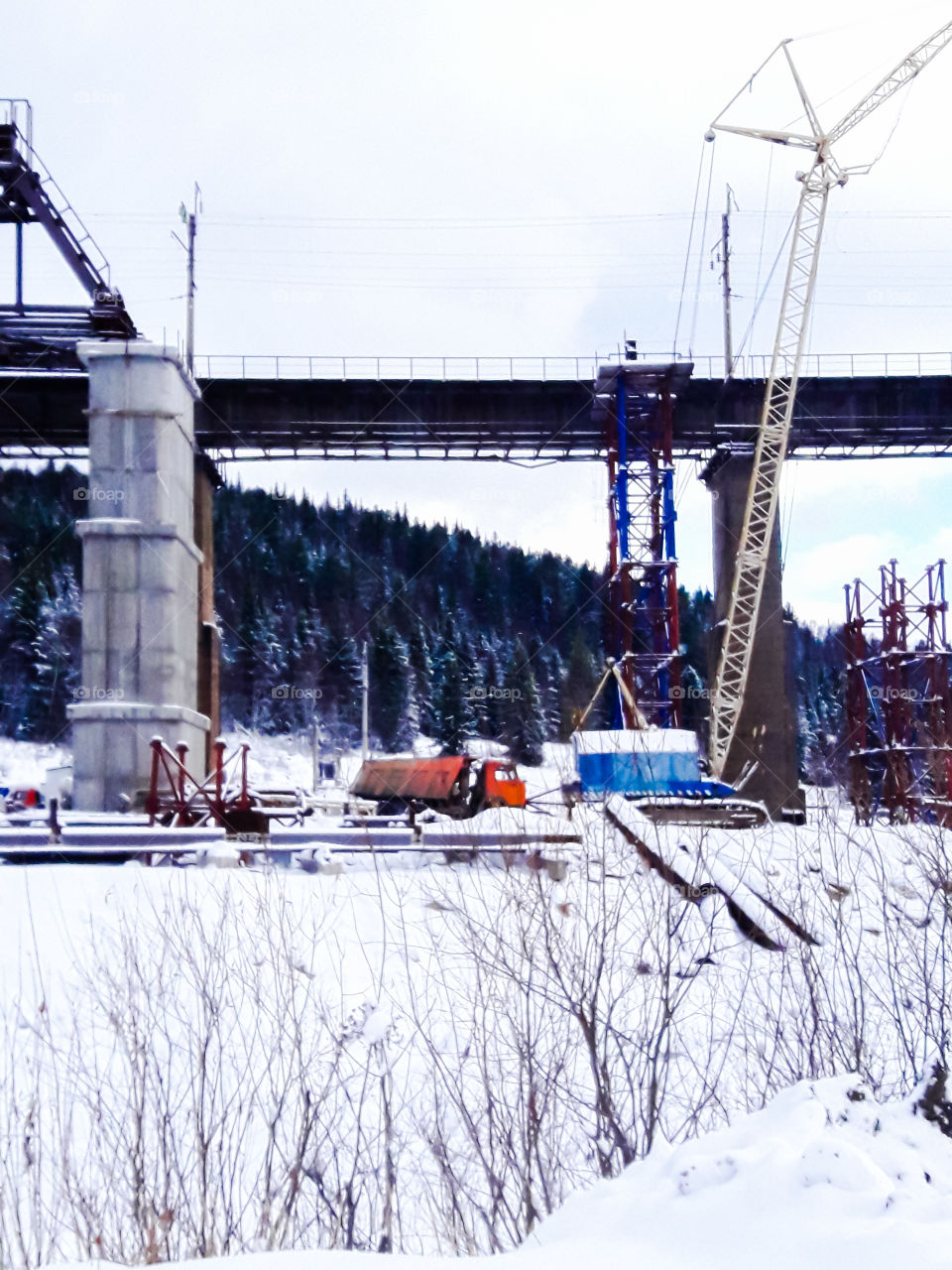 Мост река небо снег кран строительный автомобиль