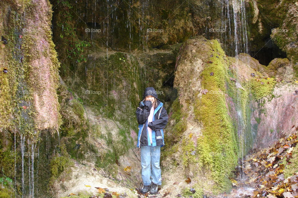 Mädchen unter dem Wasserfall, waterfall, Wasserfall, Regenjacke, Regenkleidung, Regen, Mädchen im Regen, rain, girl in the rain